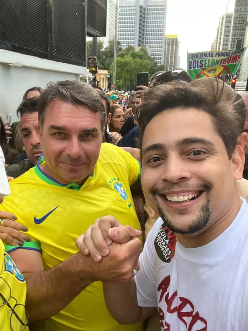 Lytson Breno em manifestação, ao lado de apoiadores